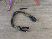 Cargar y reproducir el video en el visor de la galería, Handmade Nautical Paracord Bracelet with Black Stainless Steel Shackle
